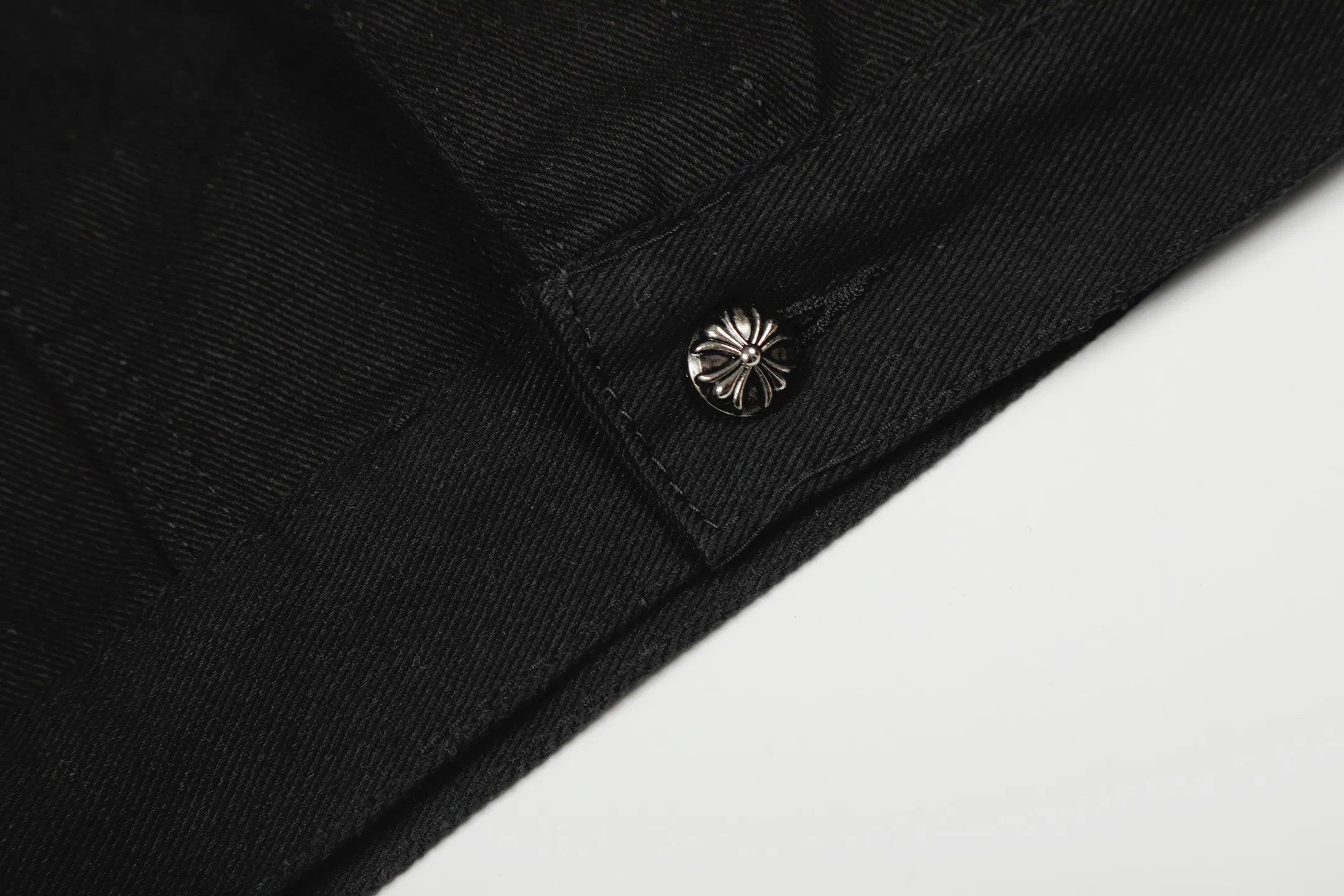 P270 💰 Chrome Hearts Chrome Hearts Cross-Patch Leather Embroidered Shirt Denim Jacket OS version can be worn by both men and women! The fabric is made of twill gauze cotton fabric! The texture is clear and smooth, not easy to wrinkle or fade! The embroidery process is complex and repetitive. There are more than 20 leather labels. It takes 6 repeated embroidery steps to complete the back body. The requirements for the embroidery machine are very strict, and the distance is 45 cm! It won’t work if the spacing is too big, and it won’t work if it’s too small! We make clothes with care, and every detail must be restored one to one! The hardware is all carved and cast, and they are all genuine from the original factory! This piece of clothing consumes a lot of material, with more than 3 meters of material used for one piece of clothing! After the garment is made, it needs to be fixed at high temperature, washed at a water temperature of more than 70 degrees, and softened by adding softener to make the upper body softer and smoother! There is a flap on the sleeve that can be stored into short sleeves! Make it fit that understanding Color: Black White Size: S-M-L-XL